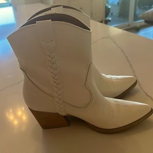 White cowgirl size 8 1/2 Dolce Vita